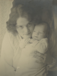 Juhan Jaigi abikaasa Vilhelmine ja tütar Ilo-Reet 17. veebr. 1935