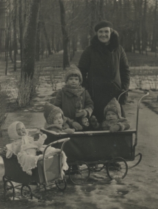 J. Jaigi lapsed Ilo-Reet, Koit ja Säde koos lapsehoidjaga Kadriorus