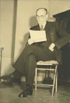 Henrik Visnapuu kirjandusõhtul värsse lugemas [1949-1950] New-Yorgis