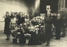 August Alle leinatalitus Tallinna Kunstihoones 10. 07.1952. a. Auvalves seisavad ajakirja Looming töötajad