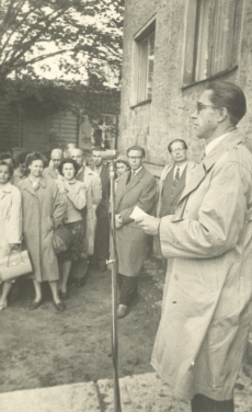 August Alle mälestustahvli avamine tema elukohas Tallinnas Narva mnt 86  31. VIII 1960. a. Kõneleb Ralf Parve