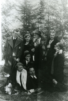 Uku Masing (taga vas. 1.) grupifotol 2. aprillil 1934. a