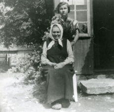 Uku Masingu ema ja kasuõde Agnes [1945]