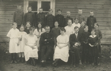 Hendrik Adamson (esireas istujatest vas. 2.) oma õpilaste ja kaasõpetajatega 01.06.1923
