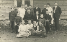 Hendrik Adamson (II reas istujatest vas. 2.) oma õpilaste ja kaasõpetajatega [1923]