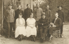 Hendrik Adamson (I reas par. 2.) oma õpilaste (VI klass)ja kaasõpetajatega 1. VI 1923. a