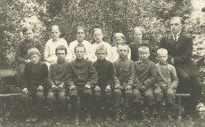 Hendrik Adamson oma õpilastega ( I klass) 1924. a