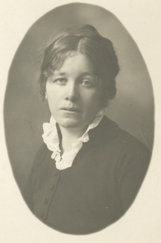 Marie Under [1915](autogrammi ja pühendusega Salme Piirile 02.04.1927. a.)