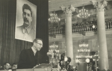 Mart Raud esinemas eesti nõukogude kirjanduse dekaadil Moskvas Ametiühingute maja sammassaalis 1950. a