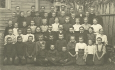 Koeru Haridusseltsi 2-kl. algkooli õpetajad ja õpilased 1911. a. Henrik Visnapuu õpetajana III reas vas. 5.