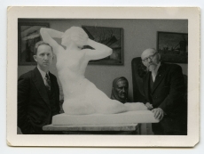Herman Halliste ja Ants Laikmaa skulptuurfiguuriga