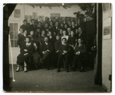 Ants Laikmaa (keskel istumas) õpilastega