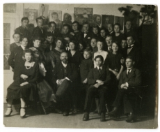 Ants Laikmaa (keskel istumas) õpilastega