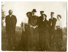Ants Laikmaa (vas. 1.) külalistega [Imatral], mai  1908. a.
