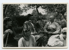 Ants Laikmaa (taga keskel istumas) grupifotol Taeblas 24. VII 1939