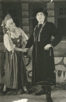 A. Kitzbergi - J. Simmi laulumäng "Kosjasõit" "Vanemuises" 1938. a.  Näitlejad Elo Tamul ja Ernst Kruuda