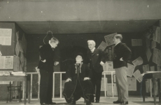A. Kitzbergi - J. Simmi laulumäng "Kosjasõit" "Vanemuises" 1938. a.  Vasakult: E. Aumere, E. Kruuda, F. Hallap, V. Tülkov
