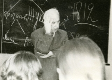Valmar Adams 1974. aasta kevadel loengut pidamas