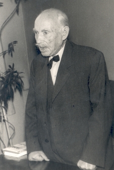 Prof J. V. Veski esineb Jõgeval kodu-uurijate päeval 1965