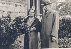 Ella Enno ja Karl E. Sööt Ennode kodu aias Haapsalus, 1934
