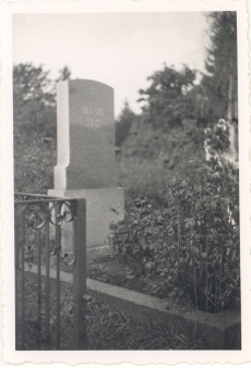E. Enno hauasammas Haapsalu kalmistul