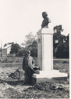 K. E. Sööt Haapsalus E. Enno mälestussamba juures,  1939