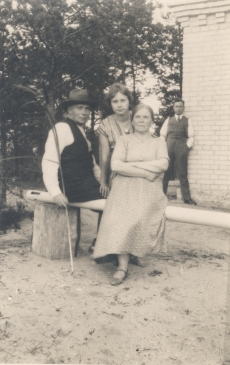 Jakob Mändmets abikaasa ja tütrega