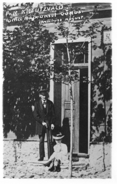 Fr. R. Kreutzwald oma maja uksel Võrus