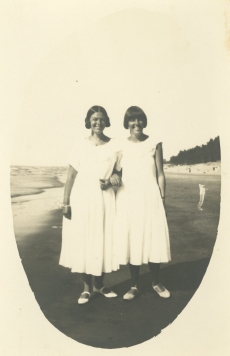 Dagmar ja Hedda Hacker Narva-Jõesuus 28.07.1928 