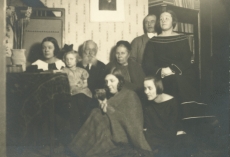 Marie Under tütarde ja vanematega, Artur Adson grupipildil