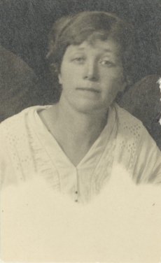 Marie Under 1917. a. (väljalõige "Siuru" fotolt)