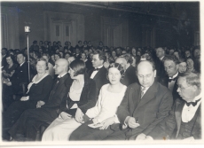 M. Underi 30. sünnipäeva aktus "Estonia" kontserdisaalis 30.03.1933. a vas: M. Under, Artur Adson, H. Hacker, D. Hacker, a Alle, Eduard Hubel