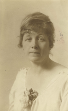 Marie Under umbes 1918. a. Tallinnas