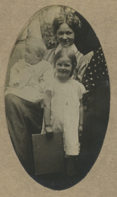 Marie Under oma väikeste lastega 1906. a. suvel Kutðinos Moskva lähedal