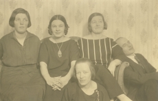 Artur Adson ja Marie Under perekonnaga, vasakul M. Underi tütred Hedda ja Dagmar. Ees Berta Under