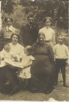 Esireas vas. Karl Hackeri õde M. Underi lastega, K. Hackeri ema; II reas Marie Under, Karl Hacker, Berta Under 1906. a. suvel Kutðinos Moskva lähedal
