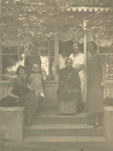 M. Under ja A. Adson perekonnaga Toilas 1925. a. suvel. Fotol paremalt: Dagmar Hacker, Marie Underi ema Leena Under, Marie Under, Artur Adson, vas.1. Hedda Hacker 