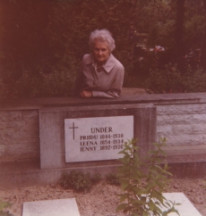 Priidu, Leena ja Jenny Underi haud Tallinnas Rahumäel