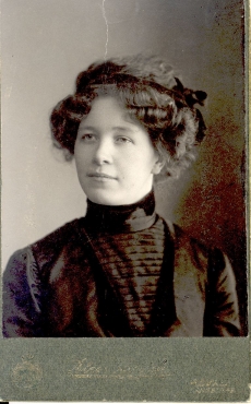 Marie Under, umb 1908 Tallinnas