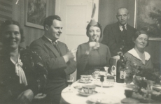Paremalt: Marie Under, Artur Adson ja Hedda Hacker, G. Ipsberg  grupipildil 1936. a.