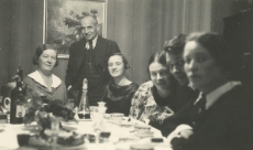 Marie Under, Artur Adson, Dagmar Hacker (vas. 4.) grupifotol 1936. a.