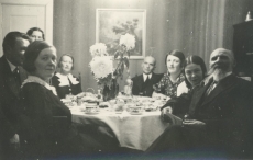 Paremalt: Ants Laikmaa, Dagmar Hacker, Hedda Hacker ja Artur Adson,  vasakult 1. Marie Under