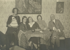 Paremalt: Artur Adson, Hedda Hacker, Marie Under, Dagmar Hacker, [Marie Underi õde] 1923. a.