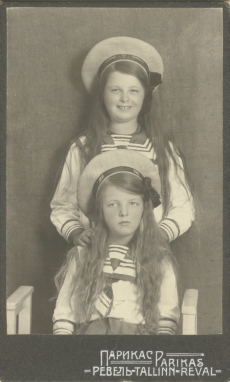Marie Underi tütred Hedda (ees) ja Dagmar Hacker [1910]