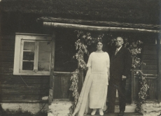 Aino ja Oskar Kallas Hiiumaal oma maja trepil