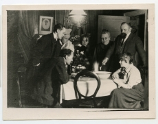 Õnnetina valamine. Istuvad: Johannes Parikas ja Lilly Parikas; seisavad: Peeter Parikas, ?,  Alice Kõrv, Anna Kõrv ja Ants Laikmaa 