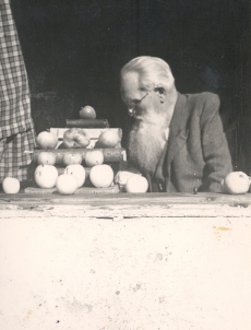 Ernst Peterson-Särgava õuntega, 19. IX 1954