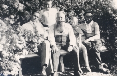 Paul Särgava, Peeter Solba, Ernst Särgava, Anna Solba ja Karl Särgava Pirita Kosel oma aias, suvi 1932