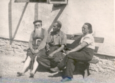 Ernst Peterson-Särgava, Paul Särgava ja Juta Särgava oma maja juures, juuli  1951