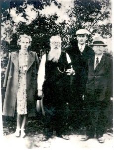 Ernst Peterson-Särgava Vändras 75 juubeliaktuse puhul: par onupoeg Aado Särgava, Ernst Särgava kõrval tütre Salme lapsed Anna ja Peeter Solba'd, 1943